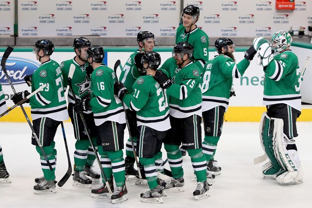 DALLAS, TX - DECEMBER 08:  The Dallas Stars celebrate after beating the Nashville Predators 5-2 at American Airlines Center on December 8, 2016 in Dallas, Texas.  (Photo by Tom Pennington/Getty Images)