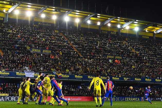 VILLARREAL, SPAIN - JANUARY 08:  Lionel Messi of FC Barcelona scores his team's first goal during the La Liga match between Villarreal CF and FC Barcelona at Estadio de la Ceramica stadium on January 8, 2017 in Villarreal, Spain.  (Photo by David Ramos/Getty Images)