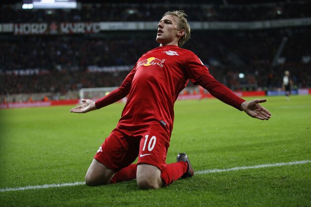 LEVERKUSEN, GERMANY - NOVEMBER 18:  Emil Forsberg of RB Leipzig celebrates after scoring his team's second goal during the Bundesliga match between Bayer 04 Leverkusen and RB Leipzig at BayArena on November 18, 2016 in Leverkusen, Germany.  (Photo by Boris Streubel/Getty Images)