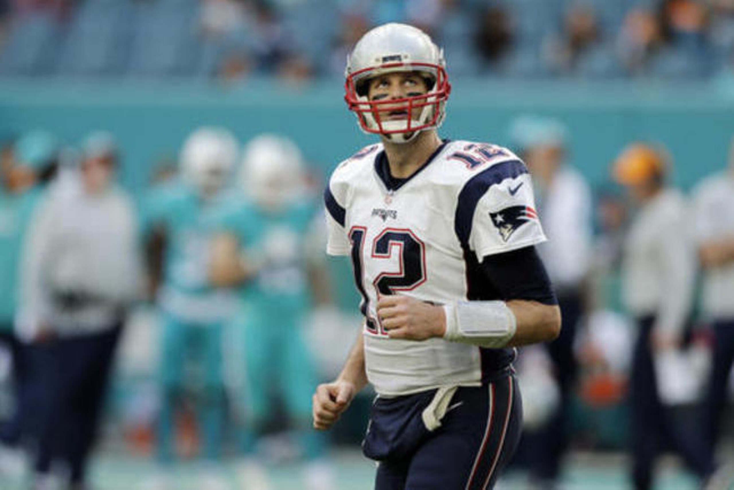 New England Patriots quarterback Tom Brady (12) looks up at the scoreboard, during the second half of an NFL football game against the Miami Dolphins, Sunday, Jan. 1, 2017, in Miami Gardens, Fla. (AP Photo/Alan Diaz)