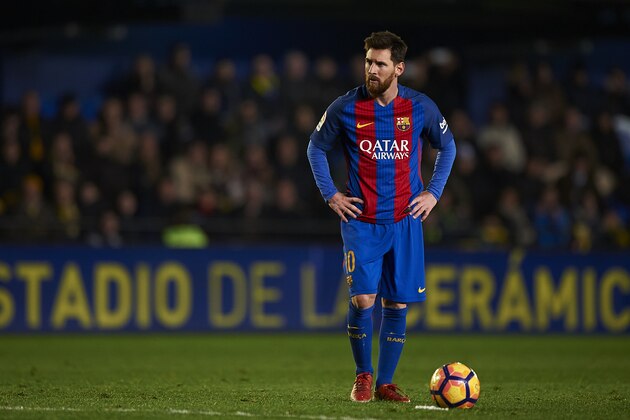VILLARREAL, SPAIN - JANUARY 08:  Lionel Messi of Barcelona looks on during the La Liga match between Villarreal CF and FC Barcelona at Estadio de la Ceramica on January 08, 2017 in Villarreal, Spain.  (Photo by fotopress/Getty Images)
