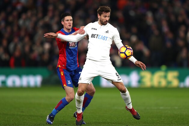 LONDON, ENGLAND - JANUARY 03:  Fernando Llorente of Swansea City controls the ball under pressure of Martin Kelly of Crystal Palace during the Premier League match between Crystal Palace and Swansea City at Selhurst Park on January 3, 2017 in London, England.  (Photo by Clive Rose/Getty Images)