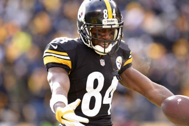 Pittsburgh Steelers wide receiver Antonio Brown celebrates after scoring his first of two touchdowns during the first half of an AFC Wild Card NFL football game against the Miami Dolphins in Pittsburgh, Sunday, Jan. 8, 2017. (AP Photo/Don Wright)