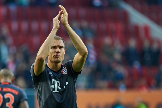Augsburg, Deutschland 29.10.2016, 1. Bundesliga, 9. Spieltag, FC Augsburg - FC Bayern Muenchen, Holger Badstuber (FCB) bedankt sich bei den Fans    (Photo by TF-Images/Getty Images)