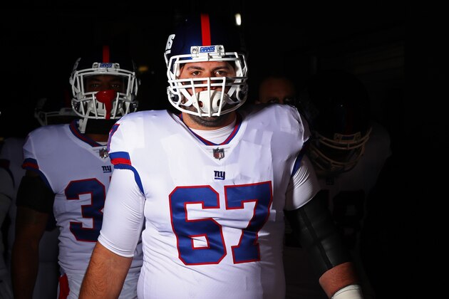 PHILADELPHIA, PA - DECEMBER 22:  Justin Pugh #67 of the New York Giants s enters the field before the game against the Philadelphia Eagles  their game at Lincoln Financial Field on December 22, 2016 in Philadelphia, Pennsylvania.  (Photo by Al Bello/Getty Images)