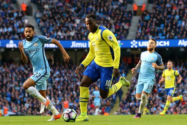 MANCHESTER, ENGLAND - OCTOBER 15: Romelu Lukaku of Everton scores his sides first goal during the Premier League match between Manchester City and Everton at Etihad Stadium on October 15, 2016 in Manchester, England.  (Photo by Alex Livesey/Getty Images)