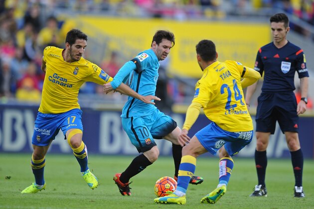 LAS PALMAS, SPAIN - FEBRUARY 20:  Lionel Messi of FC Barcelona takes on Pedro Bigas and Tanausu Dominguez ÔÕTanaÕÕ of UD Las Palmas   during the La Liga match between UD Las Palmas and FC Barcelona at Estadio Gran Canaria on February 20, 2016 in Las Palmas, Spain.  (Photo by Denis Doyle/Getty Images)