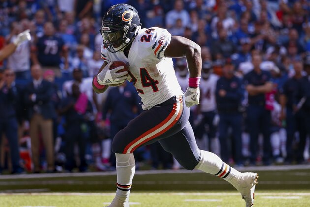 INDIANAPOLIS, IN - OCTOBER 09: Jordan Howard #24 of the Chicago Bears runs the ball during the game against the Indianapolis Colts at Lucas Oil Stadium on October 9, 2016 in Indianapolis, Indiana.  (Photo by Michael Hickey/Getty Images)