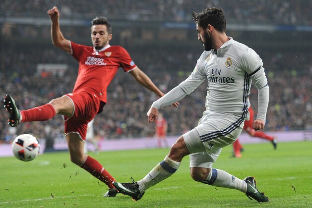 MADRID, SPAIN - JANUARY 04:  : Isco Alarcon of Real Madrid crosses the ball past Pablo Sarabia of Sevilla during the Copa del Rey Round of 16 First Leg match between Real Madrid and Sevilla  at Bernabeu on January 4, 2017 in Madrid, Spain.  (Photo by Denis Doyle/Getty Images)