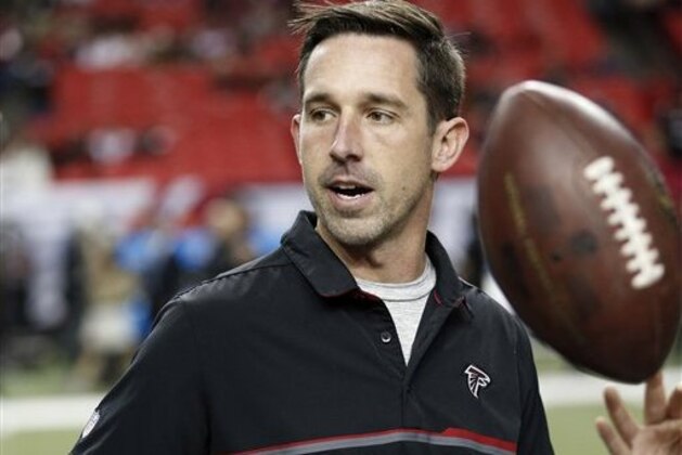 ARCHIVO - En esta foto de archivo del 18 de diciembre de 2016, Kyle Shanahan, coordinador ofensivo de los Falcons de Atlanta, entra al terreno antes de un partido contra los 49ers de San Francisco (AP Foto/John Bazemore, archivo) ARCHIVO - En esta foto de archivo del 18 de diciembre de 2016, Kyle Shanahan, coordinador ofensivo de los Falcons de Atlanta, entra al terreno antes de un partido contra los 49ers de San Francisco (AP Foto/John Bazemore, archivo)