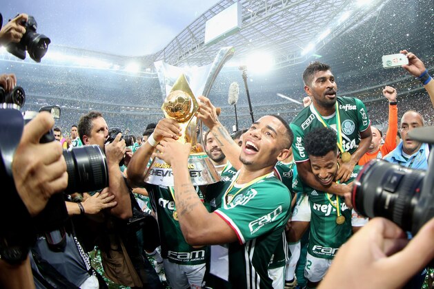 SAO PAULO, BRAZIL - NOVEMBER 27:  Gabriel Jesus of Palmeiras celebrates with the trophy after winning the match between Palmeiras and Chapecoense for the Brazilian Series A 2016 at Allianz Parque on November 27, 2016 in Sao Paulo, Brazil.  (Photo by Friedemann Vogel/Getty Images)