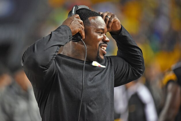 PITTSBURGH, PA - OCTOBER 02: Outside linebackers coach Joey Porter of the Pittsburgh Steelers smiles as he looks on from the sideline during a game against the Kansas City Chiefs at Heinz Field on October 2, 2016 in Pittsburgh, Pennsylvania. The Steelers defeated the Chiefs 43-14. (Photo by George Gojkovich/Getty Images)