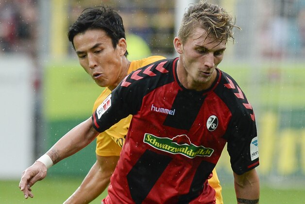 Freiburg's forward Maximilian Philipp (R) and Frankfurt's Japanese midfielder Makoto Hasebe vie for the ball during the German first division Bundesliga football match between SC Freiburg and Eintracht Frankfurt in Freiburg, southern Germany, on October 1, 2016. / AFP / THOMAS KIENZLE / RESTRICTIONS: DURING MATCH TIME: DFL RULES TO LIMIT THE ONLINE USAGE TO 15 PICTURES PER MATCH AND FORBID IMAGE SEQUENCES TO SIMULATE VIDEO. == RESTRICTED TO EDITORIAL USE == FOR FURTHER QUERIES PLEASE CONTACT DFL DIRECTLY AT + 49 69 650050
        (Photo credit should read THOMAS KIENZLE/AFP/Getty Images)