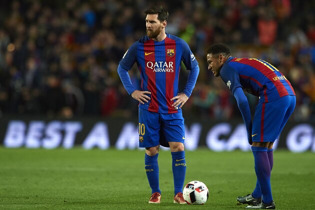 BARCELONA, SPAIN - JANUARY 11:  Neymar JR (R) and Lionel Messi of Barcelona look on during the Copa del Rey Round of 16 Second Leg match between FC Barcelona and Athletic Club at Camp Nou on January 11, 2017 in Barcelona, Spain.  (Photo by Manuel Queimadelos Alonso/Getty Images)