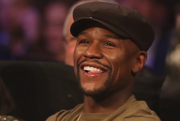 LAS VEGAS, NV - NOVEMBER 05:   Floyd Mayweather Jr. watches ringside during the WBO featherweight championship fight between Oscar Valdez of Mexico and Osawa Hiroshige of Japan at the Thomas & Mack Center on November 5, 2016 in Las Vegas, Nevada. (Photo by Christian Petersen/Getty Images)