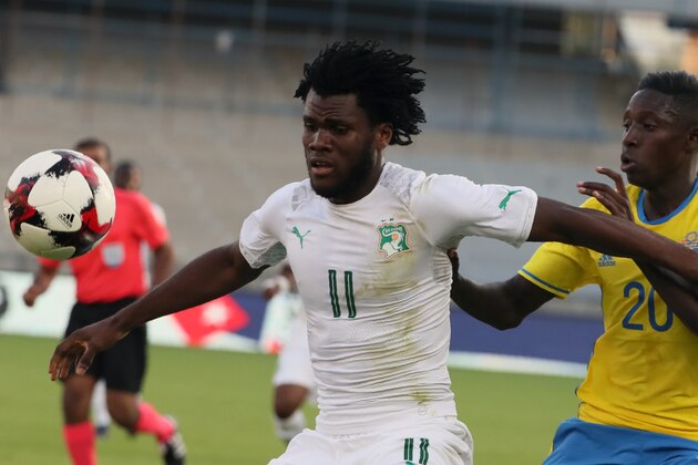 Sweden's Pa Konate (R) vies for the ball against Ivory Coast's Franck Kessie during the International friendly football match between Sweden and Ivory Coast in Abu Dhabi on January 8, 2017 / AFP / KARIM SAHIB        (Photo credit should read KARIM SAHIB/AFP/Getty Images)