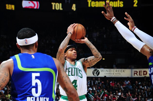 ATLANTA, GA - JANUARY 13:  Isaiah Thomas #4 of the Boston Celtics shoots the ball against Malcolm Delaney #5 of the Atlanta Hawks during the game on January 13, 2017 at Philips Arena in Atlanta, Georgia.  NOTE TO USER: User expressly acknowledges and agrees that, by downloading and/or using this Photograph, user is consenting to the terms and conditions of the Getty Images License Agreement. Mandatory Copyright Notice: Copyright 2017 NBAE (Photo by Scott Cunningham/NBAE via Getty Images)