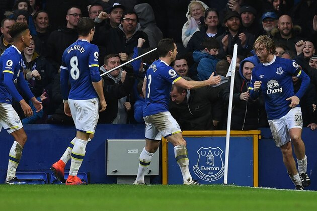 Everton's English midfielder Tom Davies (R) celebrates with teammates after scoring their third goal during the English Premier League football match between Everton and Manchester City at Goodison Park in Liverpool, north-west England on January 15, 2017. / AFP / Paul ELLIS / RESTRICTED TO EDITORIAL USE. No use with unauthorized audio, video, data, fixture lists, club/league logos or 'live' services. Online in-match use limited to 75 images, no video emulation. No use in betting, games or single club/league/player publications. / (Photo credit should read PAUL ELLIS/AFP/Getty Images) Everton's English midfielder Tom Davies (R) celebrates with teammates after scoring their third goal during the English Premier League football match between Everton and Manchester City at Goodison Park in Liverpool, north-west England on January 15, 2017. / AFP / Paul ELLIS / RESTRICTED TO EDITORIAL USE. No use with unauthorized audio, video, data, fixture lists, club/league logos or 'live' services. Online in-match use limited to 75 images, no video emulation. No use in betting, games or single club/league/player publications. / (Photo credit should read PAUL ELLIS/AFP/Getty Images)