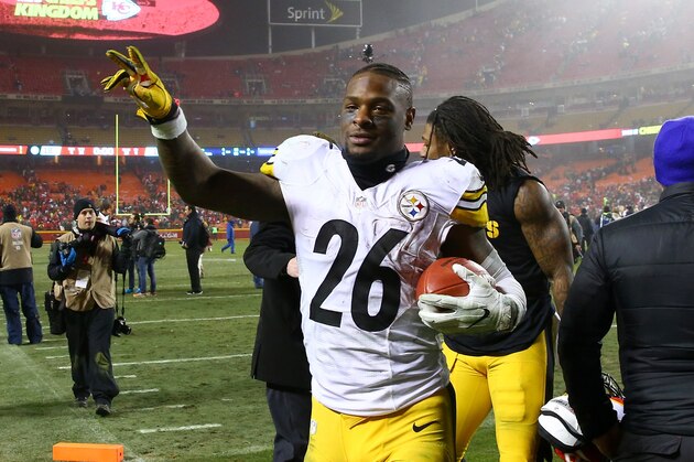 KANSAS CITY, MP - JANUARY 15:  Running back Le'Veon Bell #26 of the Pittsburgh Steelers walks off of the field after the game against the Kansas City Chiefs in the AFC Divisional Playoff game at Arrowhead Stadium on January 15, 2017 in Kansas City, Missouri.  (Photo by Dilip Vishwanat/Getty Images)