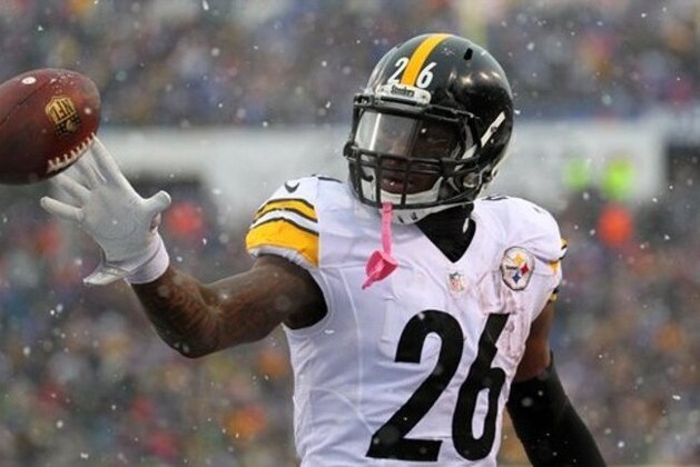 Pittsburgh Steelers running back Le'Veon Bell (26) celebrates a touchdown run against the Buffalo Bills during the second half of an NFL football game, Sunday, Dec. 11, 2016, in Orchard Park, N.Y. (AP Photo/Bill Wippert)