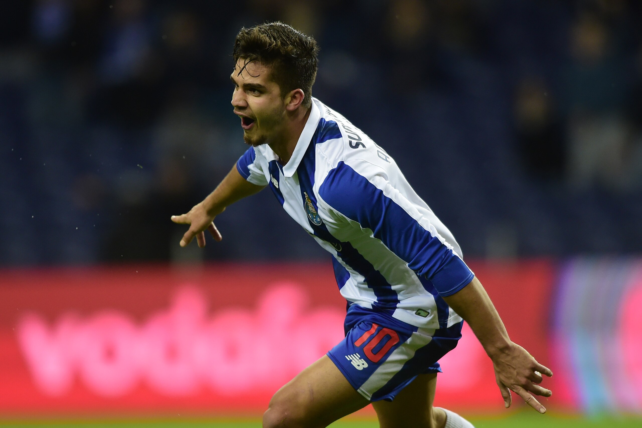 Porto's midfielder Andre Silva celebrates after scoring a goal during the Portuguese league football match FC Porto vs CS Maritimo at the Dragao stadium in Porto on December 15, 2016. / AFP / MIGUEL RIOPA (Photo credit should read MIGUEL RIOPA/AFP/Getty Images) Porto's midfielder Andre Silva celebrates after scoring a goal during the Portuguese league football match FC Porto vs CS Maritimo at the Dragao stadium in Porto on December 15, 2016. / AFP / MIGUEL RIOPA (Photo credit should read MIGUEL RIOPA/AFP/Getty Images)
