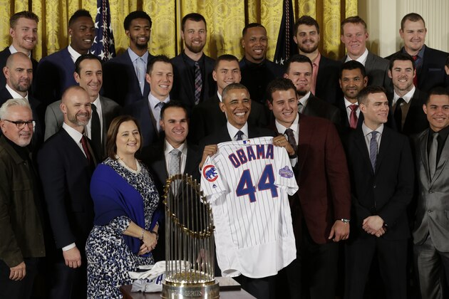 US President Barack Obama poses with presented jersey as he welcomes the World Champion Chicago Cubs baseball team to the White House in Washingto, DC on January 16, 2017. / AFP / YURI GRIPAS        (Photo credit should read YURI GRIPAS/AFP/Getty Images)