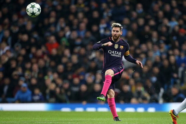 MANCHESTER, ENGLAND - NOVEMBER 1: Lionel Messi of FC Barcelona in action during the UEFA Champions League match between Manchester City FC and FC Barcelona at Etihad Stadium on November 1, 2016 in Manchester, England. (Photo by Jean Catuffe/Getty Images)