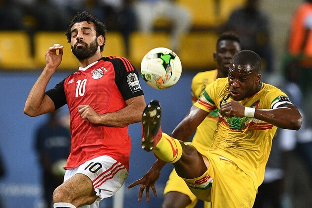 Egypt's forward Mohamed Salah (L) challenges Mali's midfielder Yacouba Sylla during the 2017 Africa Cup of Nations group D football match between Mali and Egypt in Port-Gentil on January 17, 2017. / AFP / Justin TALLIS        (Photo credit should read JUSTIN TALLIS/AFP/Getty Images)