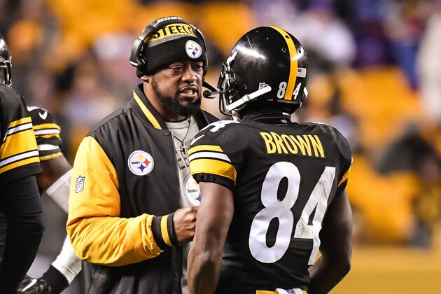 PITTSBURGH, PA - DECEMBER 04:  Head Coach Mike Tomlin of the Pittsburgh Steelers talks with Antonio Brown #84 of the Pittsburgh Steelers during a game against the New York Giants on December 4, 2016 in Pittsburgh, Pennsylvania. (Photo by Jamie Sabau/Getty Images)