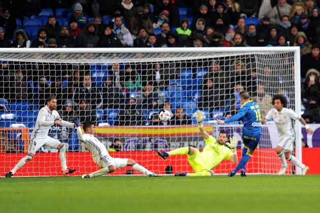 MADRID, SPAIN - JANUARY 18:   Iago Aspas of Celta de Vigo scores their opening goal during the Copa del Rey Quarter Final, First Leg match between Real Madrid CF and  Celta Vigo at Bernabeu on January 18, 2017 in Madrid, Spain.  (Photo by Denis Doyle/Getty Images)