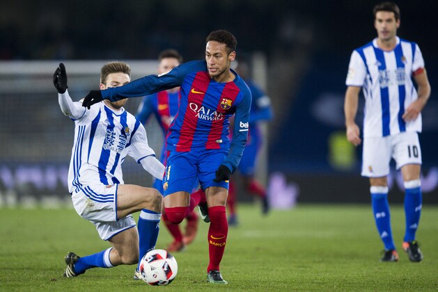 SAN SEBASTIAN, SPAIN - JANUARY 19:  Neymar Jr. of FC Barcelona duels for the ball with Asier Illarramendi of Real Sociedad during the Copa del Rey Quarter Final, First Leg match between Real Sociedad de Futbol and FC Barcelona at Estadio Anoeta on January 19, 2017 in San Sebastian, Spain.  (Photo by Juan Manuel Serrano Arce/Getty Images)