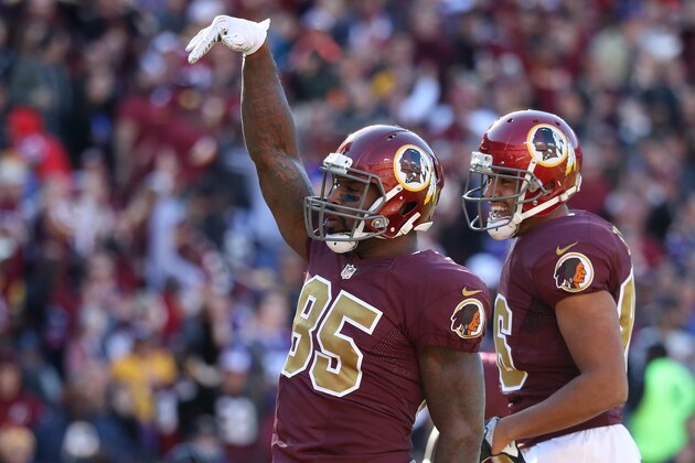 LANDOVER, MD - NOVEMBER 13: Tight end Vernon Davis #85 of the Washington Redskins celebrates with teammate tight end Jordan Reed #86 after scoring a second quarter touchdown against the Minnesota Vikings at FedExField on November 13, 2016 in Landover, Maryland. (Photo by Rob Carr/Getty Images)