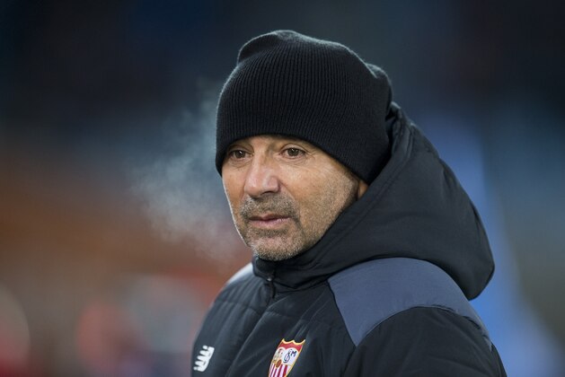 SAN SEBASTIAN, SPAIN - JANUARY 07:  Head coach Jorge Sampaoli of Sevilla FC looks on prior to the start the La Liga match between Real Sociedad de Futbol and Sevilla FC at Estadio Anoeta on January 7, 2017 in San Sebastian, Spain.  (Photo by Juan Manuel Serrano Arce/Getty Images)