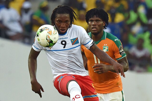 Ivory Coast's midfielder Franck Kessie (R) challenges Democratic Republic of the Congo's forward Dieumerci Mbokani during the 2017 Africa Cup of Nations group C football match between Ivory Coast and DR Congo in Oyem on January 20, 2017. / AFP / ISSOUF SANOGO        (Photo credit should read ISSOUF SANOGO/AFP/Getty Images)