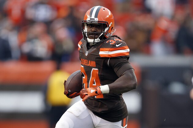 CLEVELAND, OH - DECEMBER 24:  Isaiah Crowell #34 of the Cleveland Browns rushes against the San Diego Chargers at FirstEnergy Stadium on December 24, 2016 in Cleveland, Ohio. (Photo by Wesley Hitt/Getty Images)