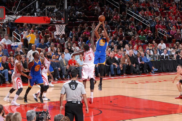 HOUSTON, TX - JANUARY 20:  Kevin Durant #35 of the Golden State Warriors shoots the ball during a game against the Houston Rockets on January 20, 2017 at the Toyota Center in Houston, Texas. NOTE TO USER: User expressly acknowledges and agrees that, by downloading and/or using this photograph, user is consenting to the terms and conditions of the Getty Images License Agreement. Mandatory Copyright Notice: Copyright 2017 NBAE (Photo by Bill Baptist/NBAE via Getty Images)