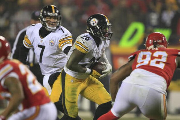 Pittsburgh Steelers running back Le'Veon Bell (26) runs against the Kansas City Chiefs during the second half of an NFL divisional playoff football game Sunday, Jan. 15, 2017, in Kansas City, Mo. (AP Photo/Orlin Wagner)