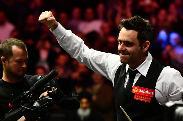 LONDON, ENGLAND - JANUARY 21:  Ronnie O'Sullivan of England celebrates victory during his semi final match against Marco Fu of Hong Kong on day seven of the Dafabet Masters at Alexandra Palace on January 21, 2017 in London, England. (Photo by Dan Mullan/Getty Images)