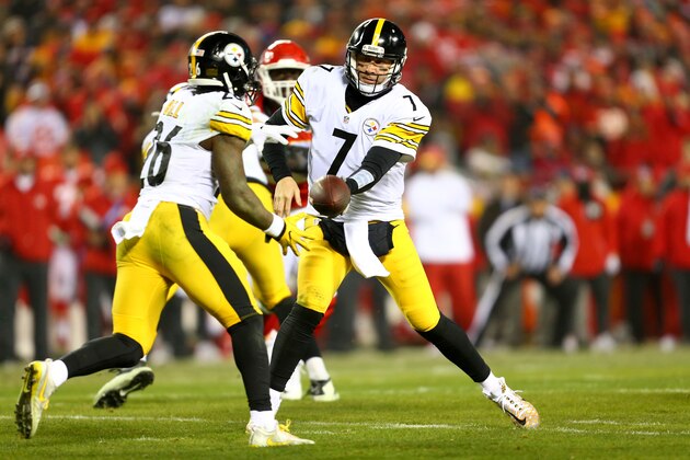 KANSAS CITY, MP - JANUARY 15: quarterback Ben Roethlisberger #7 of the Pittsburgh Steelers begins turnover hand the ball to running back Le'Veon Bell #26 during the second quarter of the game against the Kansas City Chiefs in the AFC Divisional Playoff game at Arrowhead Stadium on January 15, 2017 in Kansas City, Missouri.  (Photo by Dilip Vishwanat/Getty Images)