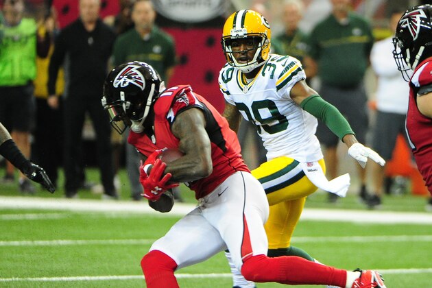 ATLANTA, GA - OCTOBER 30: Julio Jones #11 of the Atlanta Falcons runs with a catch against Demetri Goodson #39 of  the Green Bay Packers at the Georgia Dome on October 30, 2016 in Atlanta, Georgia. (Photo by Scott Cunningham/Getty Images)