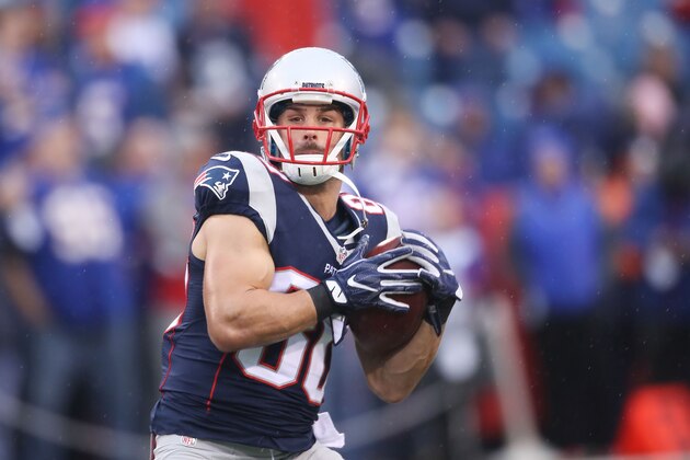 BUFFALO, NY - OCTOBER 30:  Danny Amendola #80 of the New England Patriots warms up before the game against the Buffalo Bills at New Era Field on October 30, 2016 in Buffalo, New York.  (Photo by Tom Szczerbowski/Getty Images)