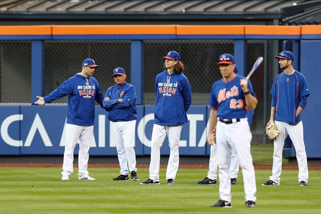 NEW YORK, NY - OCTOBER 05:  Manager Terry Collins #10 speaks with David Wright #5 of the New York Mets prior to their National League Wild Card game against the San Francisco Giants at Citi Field on October 5, 2016 in New York City.  (Photo by Elsa/Getty Images)