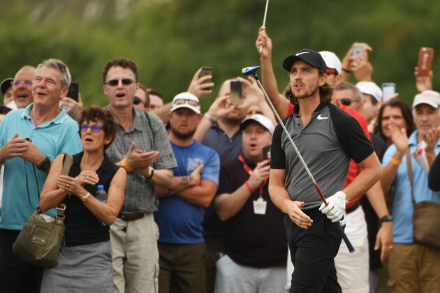 ABU DHABI, UNITED ARAB EMIRATES - JANUARY 22:  Tommy Fleetwood of England second shot on the 18th hole during the final round of the Abu Dhabi HSBC Championship at Abu Dhabi Golf Club on January 22, 2017 in Abu Dhabi, United Arab Emirates.  (Photo by Ross Kinnaird/Getty Images)