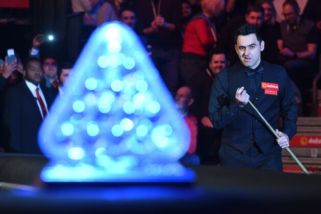England's Ronnie O'Sullivan (R) arrives for the evening session agaionst England's Joe Perry during the final of the Masters snooker tournament at Alexandra Palace in London, on January 22, 2017. / AFP / Ben STANSALL        (Photo credit should read BEN STANSALL/AFP/Getty Images)