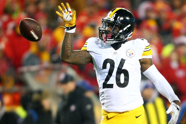 KANSAS CITY, MP - JANUARY 15:  Running back Le'Veon Bell #26 of the Pittsburgh Steelers tosses the ball forward after gaining a first down against the Kansas City Chiefs during the first quarter in the AFC Divisional Playoff game at Arrowhead Stadium on January 15, 2017 in Kansas City, Missouri.  (Photo by Dilip Vishwanat/Getty Images)