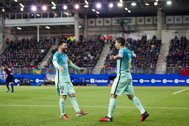 EIBAR, SPAIN - JANUARY 22:  Luis Suarez of FC Barcelona celebrates with his teammates  Lionel Messi of FC Barcelona after scoring his team's third goal during the La Liga match between SD Eibar and FC Barcelona at Ipurua Municipal Stadium on January 22, 2017 in Eibar, Spain.  (Photo by Juan Manuel Serrano Arce/Getty Images)