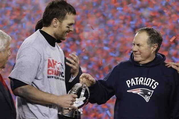 Tom Brady, quarterback de los Patriots de Nueva Inglaterra, sostiene el trofeo de campeón de la Conferencia Americana, junto con el entrenador Bill Belichick, luego de vencer a los Steelers de Pittsburgh el domingo 22 de enero de 2017 (AP Foto/Matt Slocum)