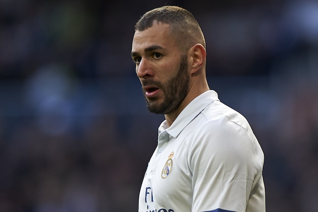 MADRID, SPAIN - JANUARY 21:  Karim Benzema of Real Madrid looks on during the La Liga match between Real Madrid CF and Malaga CF at Estadio Santiago Bernabeu on January 21, 2017 in Madrid, Spain.  (Photo by fotopress/Getty Images)
