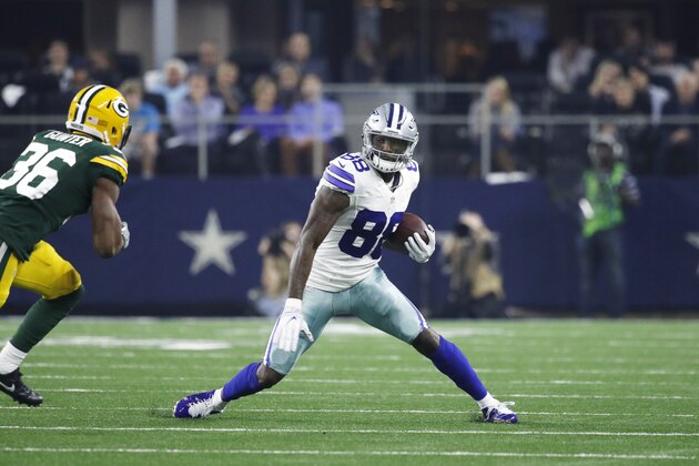 ARLINGTON, TX - JANUARY 15: Dez Bryant #88 of the Dallas Cowboys looks to run after a reception during the NFC Divisional Playoff game against the Green Bay Packers at AT&T Stadium on January 15, 2017 in Arlington, Texas. The Packers defeated the Cowboys 34-31. (Photo by Joe Robbins/Getty Images)