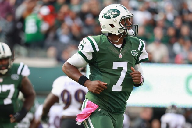 EAST RUTHERFORD, NJ - OCTOBER 23: Quarterback  Geno Smith #7 of the New York Jets runs on the field during the first quarter of the game against the Baltimore Ravens at MetLife Stadium on October 23, 2016 in East Rutherford, New Jersey.  (Photo by Michael Reaves/Getty Images)
